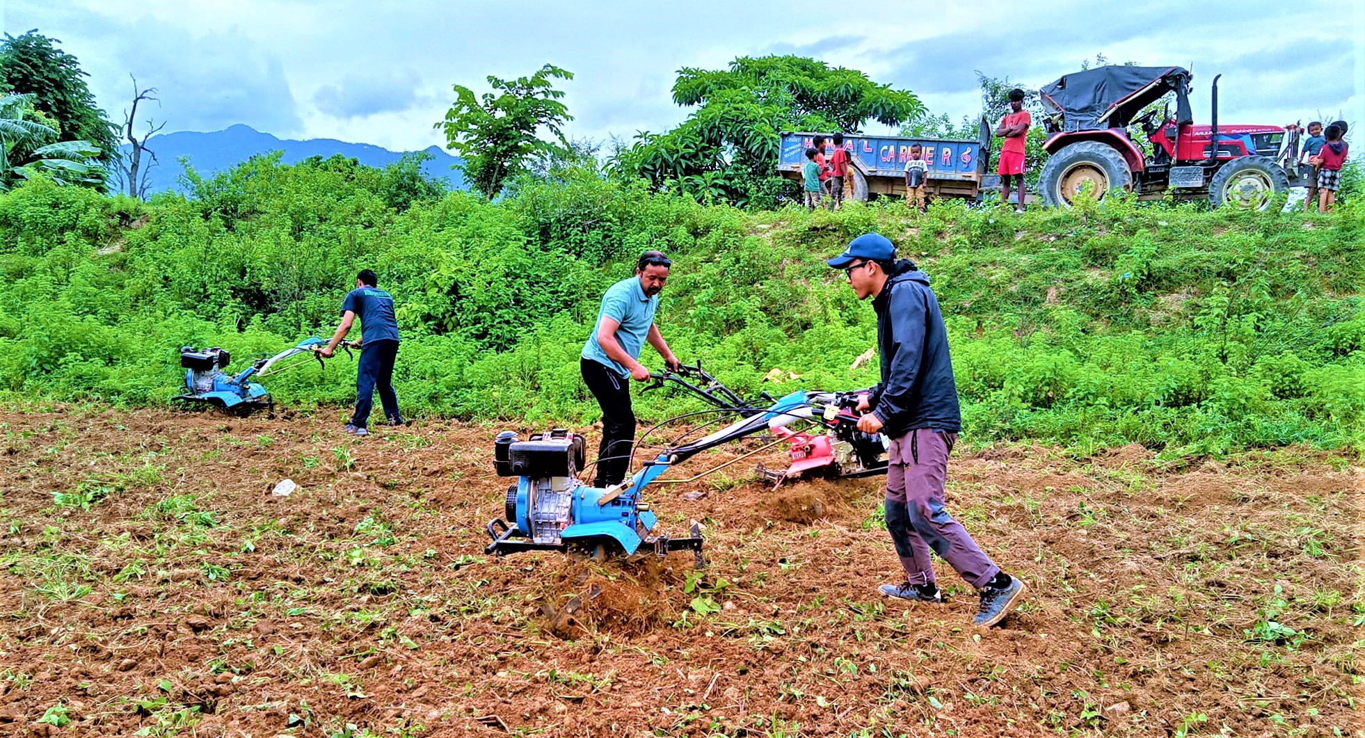 उपाध्यक्ष महेन्द्र बहादुर खड्का र प्रमुख प्रशासकीय अधिकृत देवी तुम्वापो सहितको टोली 9