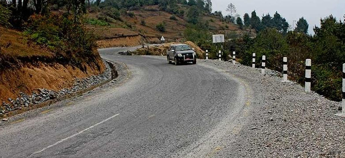 निर्माण कम्पनीको लापरवाहीः मध्यपहाडी राजमार्ग कालोपत्रे गर्ने काम अनिश्चित